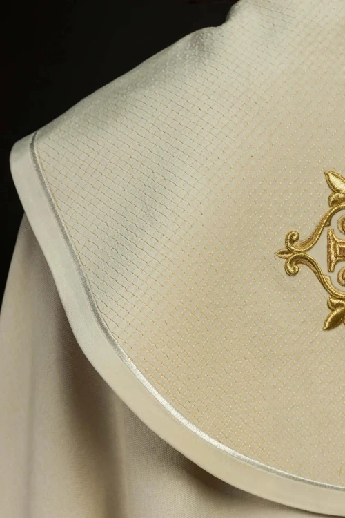 Kapa liturgiczna ecru z aksamitnym pasem i krzyżem – detal 3