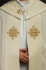 Kapa liturgiczna ecru z aksamitnym pasem i krzyżem – detal 7