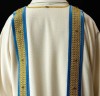 Ręcznie zdobiona dalmatyka ecru z haftem maryjnym – detal 3