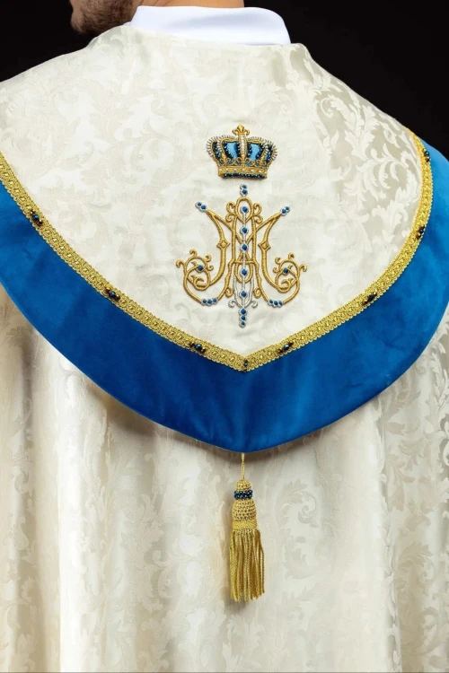 Ręcznie zdobiona kapa liturgiczna ecru z haftem maryjnym – widok całości