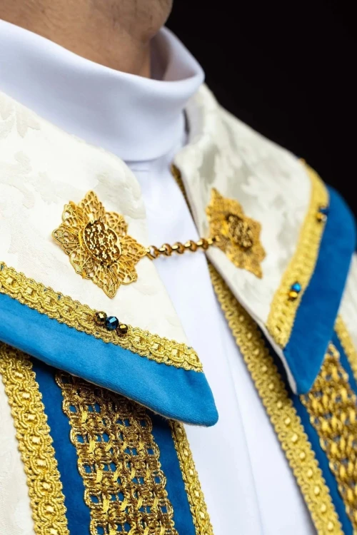 Ręcznie zdobiona kapa liturgiczna ecru z haftem maryjnym – detal 3