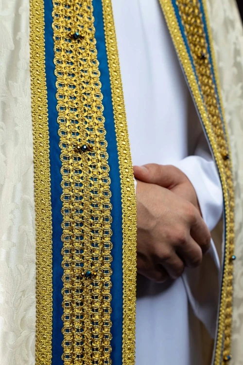 Ręcznie zdobiona kapa liturgiczna ecru z haftem maryjnym – detal 5
