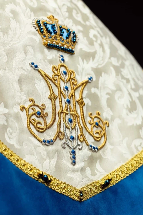 Ręcznie zdobiona kapa liturgiczna ecru z haftem maryjnym – detal 8