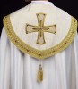 Ręcznie zdobiona kapa liturgiczna ecru z krzyżem i kamieniami – widok całości