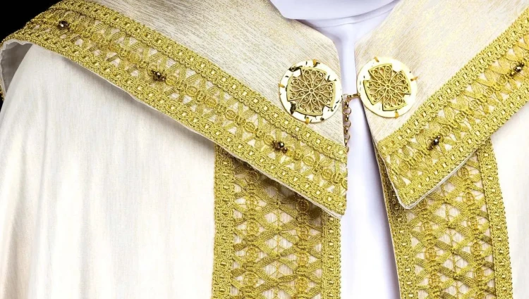Ręcznie zdobiona kapa liturgiczna ecru z krzyżem i kamieniami – detal 2