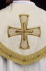 Ręcznie zdobiona kapa liturgiczna ecru z krzyżem i kamieniami – detal 5