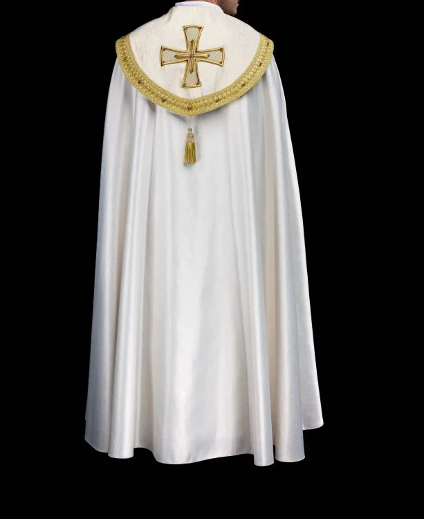 Ręcznie zdobiona kapa liturgiczna ecru z krzyżem i kamieniami – detal 10