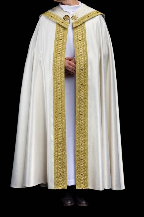 Ręcznie zdobiona kapa liturgiczna ecru z krzyżem i kamieniami – detal 11