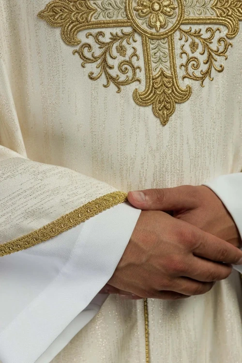 Ornat ecru ze złotym haftem krzyża – zdjęcie 4