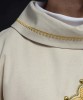 Ornat ecru ze złotym krzyżem i obszyciem kołnierza – zdjęcie 3