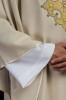 Ornat ecru ze złotym krzyżem i obszyciem kołnierza – zdjęcie 4
