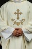 Ornat ecru ze złotym krzyżem i szerokim haftowanym kołnierzem – widok główny