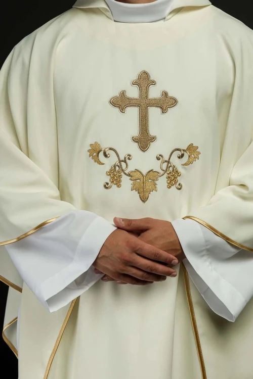 Ornat ecru ze złotym krzyżem i szerokim haftowanym kołnierzem – widok główny