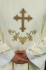 Ornat ecru ze złotym krzyżem i szerokim haftowanym kołnierzem – zdjęcie 3