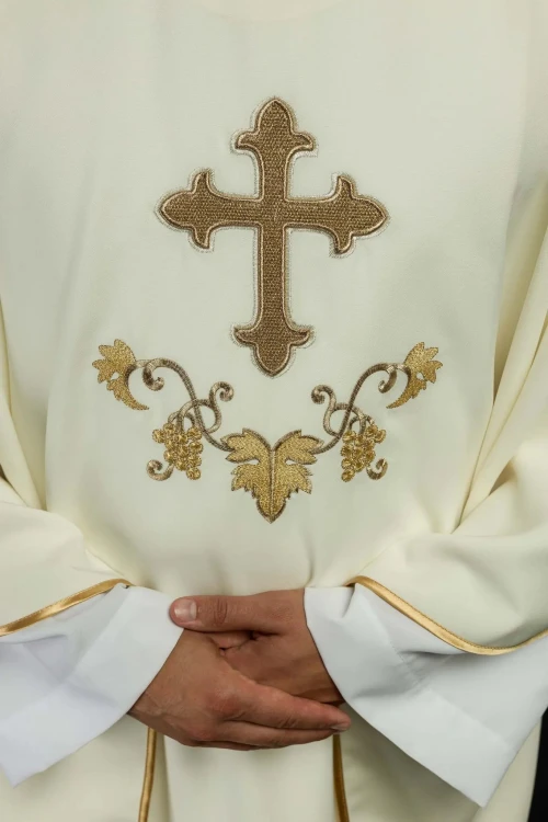 Ornat ecru ze złotym krzyżem i szerokim haftowanym kołnierzem – zdjęcie 3