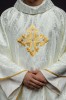 Ornat ecru z krzyżem na wzorzystej tkaninie – widok główny