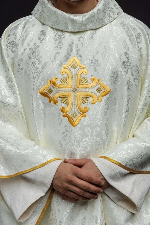 Ornat ecru z krzyżem na wzorzystej tkaninie – widok główny