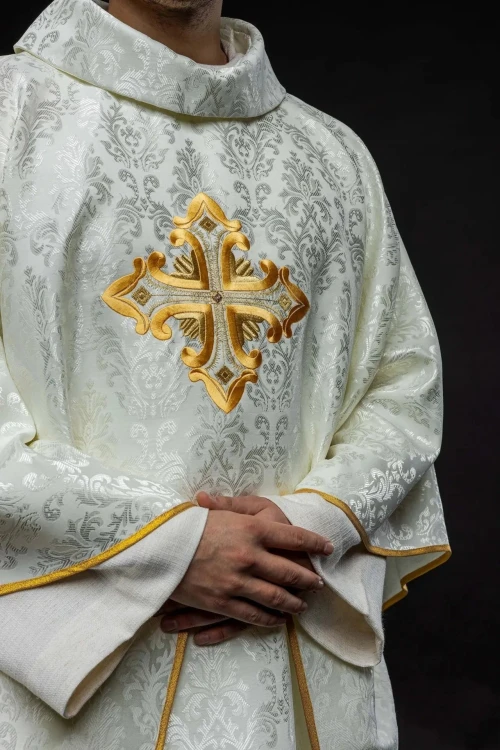 Ornat ecru z krzyżem na wzorzystej tkaninie – zdjęcie 4
