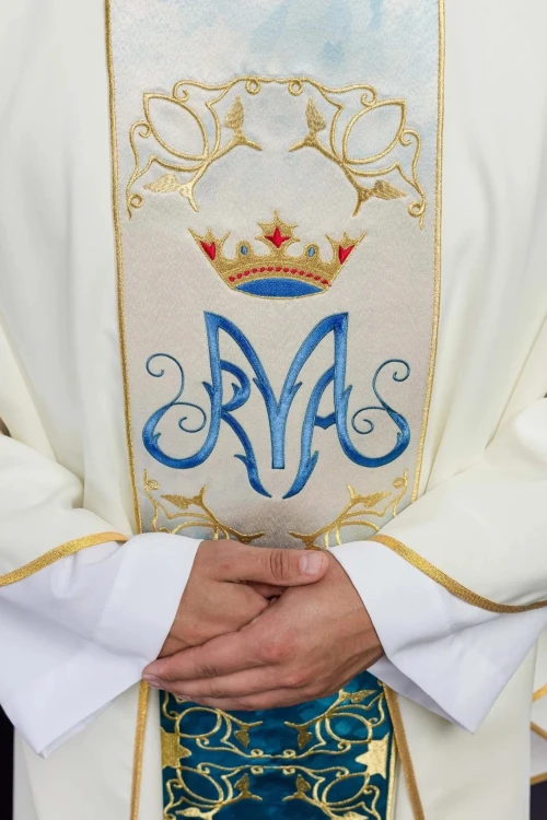 Ornat ecru z maryjnym haftowanym pasem – zdjęcie 3