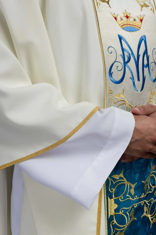 Ornat ecru z maryjnym haftowanym pasem – zdjęcie 4