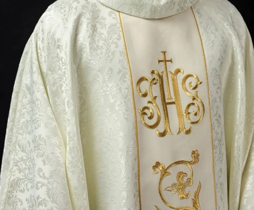 Ornat ecru z haftowanym pasem IHS i złotym obszyciem – widok główny