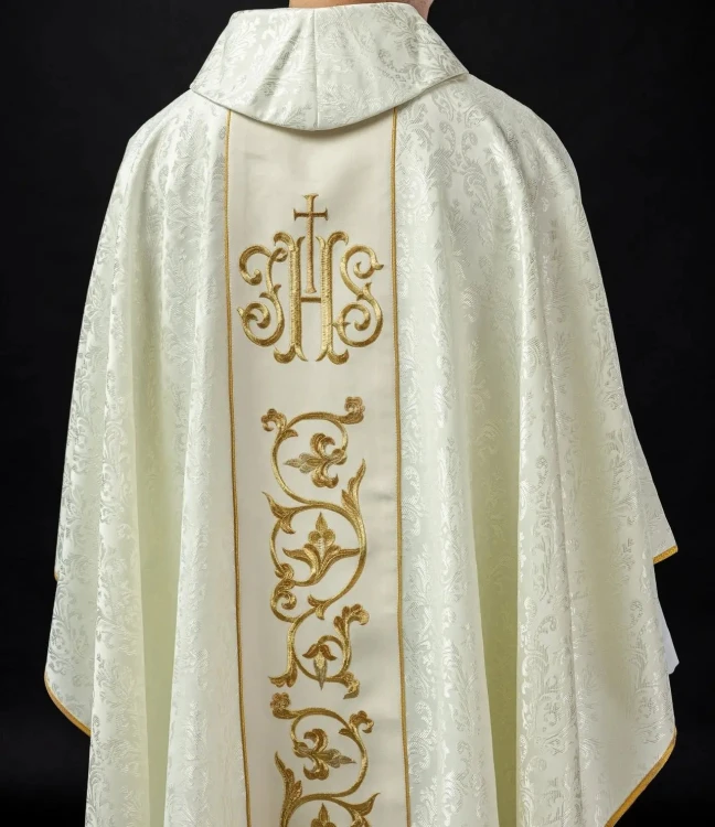 Ornat ecru z haftowanym pasem IHS i złotym obszyciem – zdjęcie 7