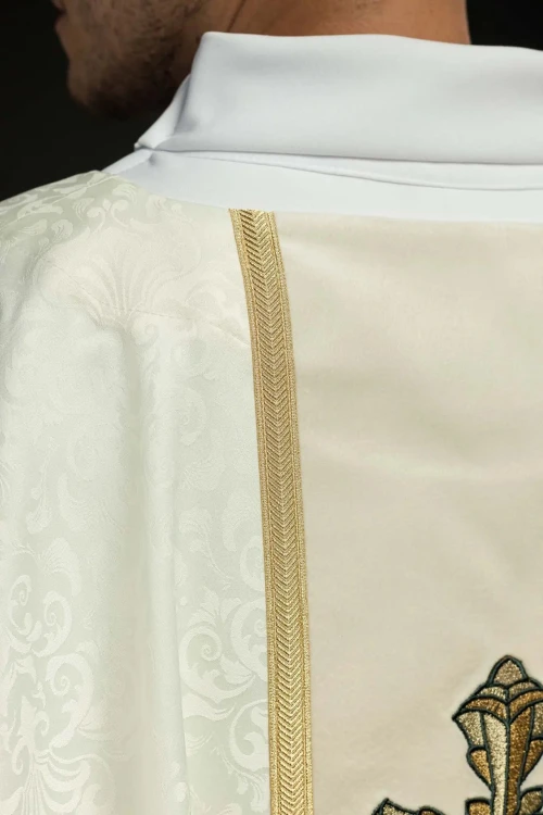 Ornat ecru z żakardowym pasem i krzyżem – zdjęcie 6