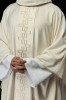 Ornat ecru ze złotym pasem i krzyżem – widok główny