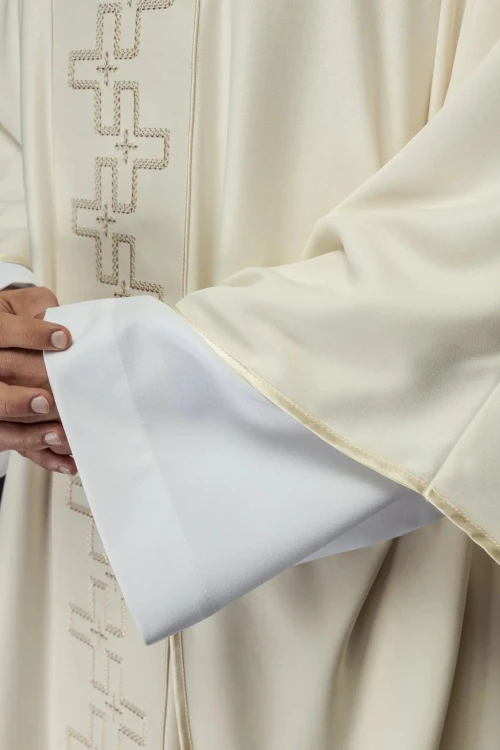 Ornat ecru ze złotym pasem i krzyżem – zdjęcie 3