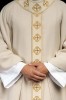 Ornat ecru z pasem krzyża i zdobionym kołnierzem – widok główny