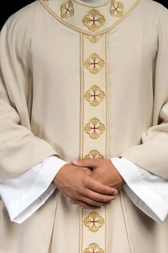 Ornat ecru z pasem krzyża i zdobionym kołnierzem – widok główny
