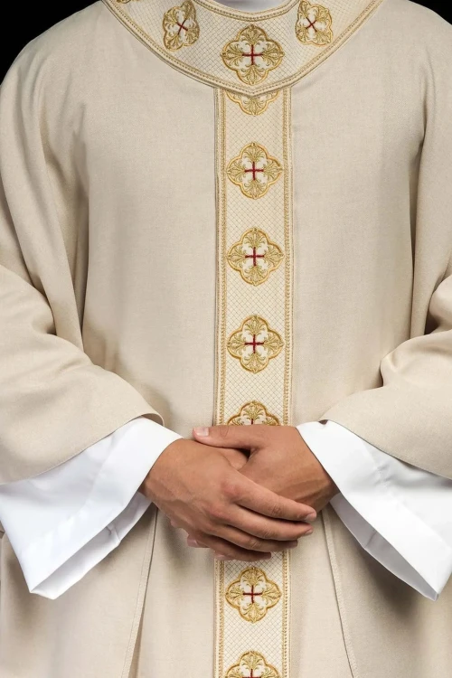 Ornat ecru z pasem krzyża i zdobionym kołnierzem – widok główny