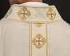 Ornat ecru z pasem krzyża i zdobionym kołnierzem – zdjęcie 6