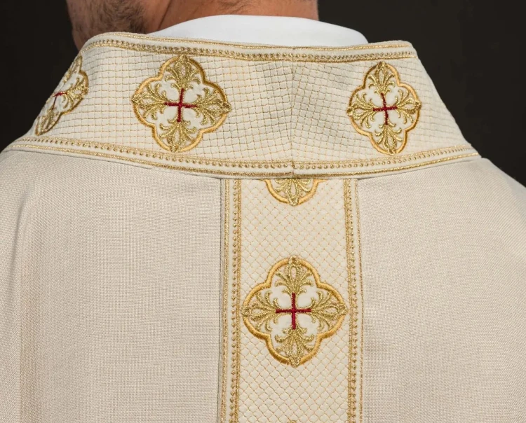 Ornat ecru z pasem krzyża i zdobionym kołnierzem – zdjęcie 6