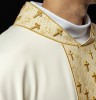 Ornat ecru ze złotymi krzyżami na pasie – zdjęcie 5