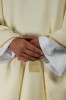 Ornat ecru ze złotymi krzyżami – zdjęcie 3