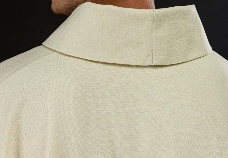 Ornat ecru ze złotymi krzyżami – zdjęcie 5