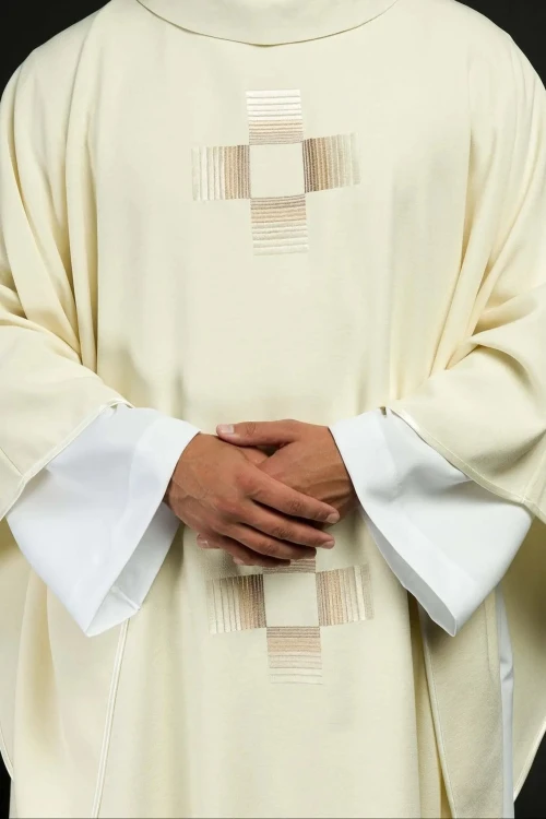 Satynowy ornat ecru z haftowanymi krzyżami – widok główny