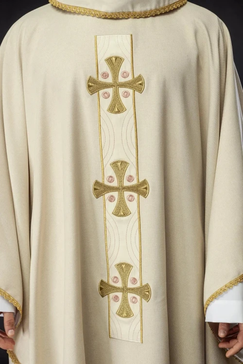 Ornat ecru ze złotymi krzyżami i dekoracyjnym kołnierzem – zdjęcie 3