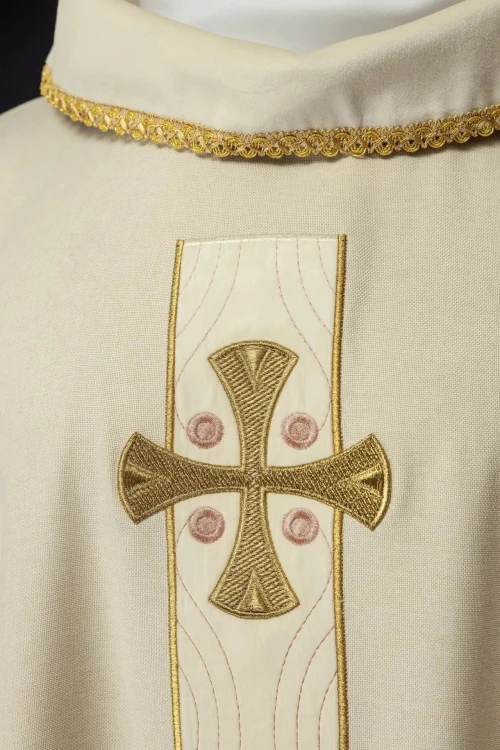 Ornat ecru ze złotymi krzyżami i dekoracyjnym kołnierzem – zdjęcie 6