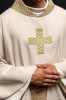Ornat ecru ze złotymi krzyżami i haftowanym kołnierzem – widok główny