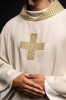 Ornat ecru ze złotymi krzyżami i haftowanym kołnierzem – zdjęcie 3