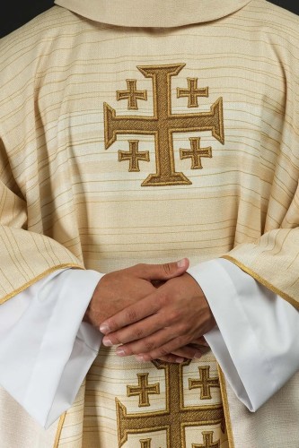 Ornat ecru z krzyżem jerozolimskim – widok główny