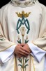 Ornat ecru z liliami i motywem maryjnym – widok główny