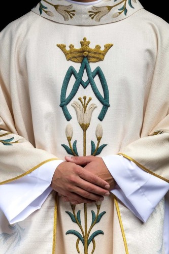 Ornat ecru z liliami i motywem maryjnym – widok główny