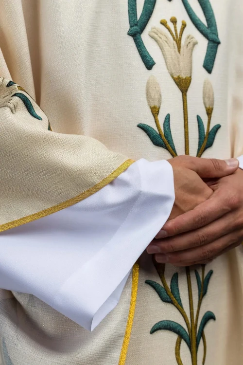 Ornat ecru z liliami i motywem maryjnym – zdjęcie 3