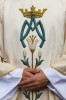Ornat ecru z liliami i motywem maryjnym – zdjęcie 4