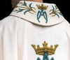 Ornat ecru z liliami i motywem maryjnym – zdjęcie 6
