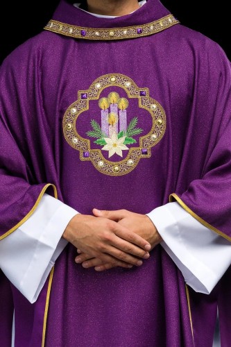 Fioletowy ornat ze złotym haftem i obszyciem – widok główny