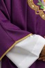 Fioletowy ornat ze złotym haftem i obszyciem – zdjęcie 4